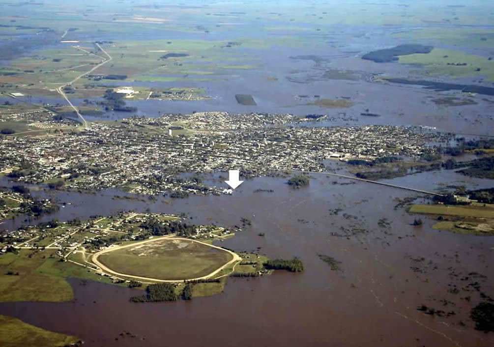 Creciente del 2007 con flecha que indica la ubicación de la actual usina de Durazno