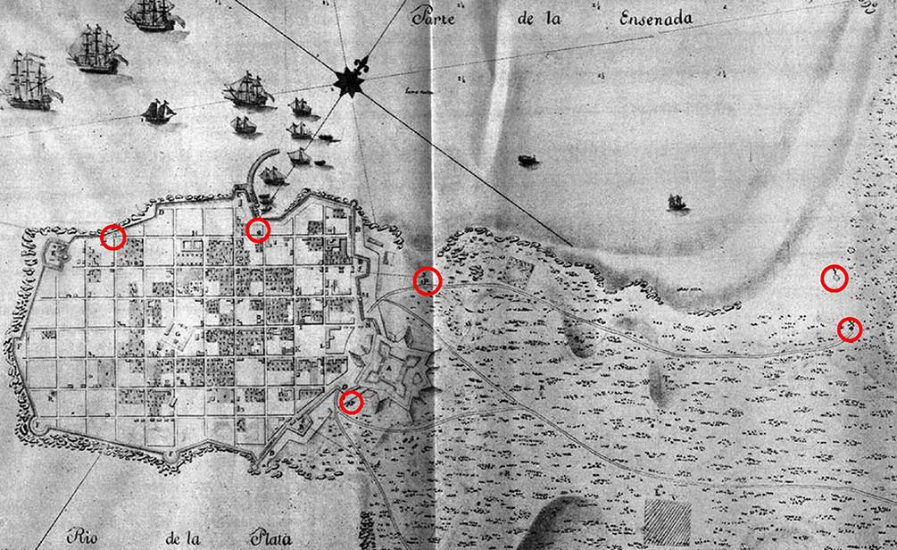 Plano de la Plaza de Sn. Phelipe de Montevideo en el Río de la Plata”. Ing. Diego Cardoso, 1766. En: Schiaffino, 1937. Se señala en rojo: “Dos fuentes nuevas del Rey hechas el año pasado”;  “Dos manantiales dentro de la Plaza”;  “Fuente de las Canarias”; y “Aguada de los navíos”