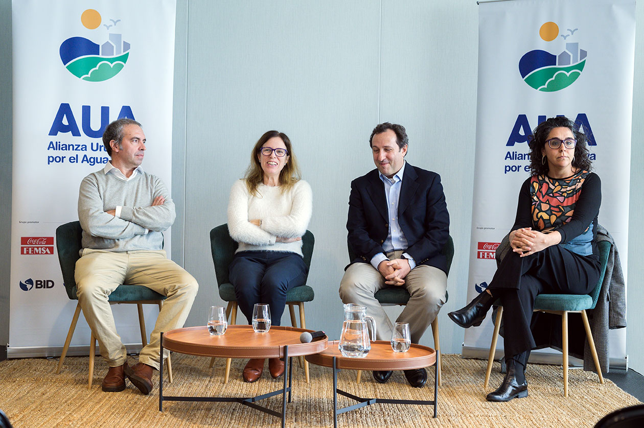 Panel de expertos conformado por Alejandro Iriburo, Subgerente de Agua Potable de OSE; la Dra. Matilde Saravia, especialista en gestión integrada de recursos hídricos en DINAGUA (Ministerio de Ambiente); Julieta López, Ingeniera Civil Hidráulica Ambiental por la Facultad de Ingeniería UDELAR; y Héctor García, Profesor y Doctor en Ingeniería de Recursos Hídricos en UTEC