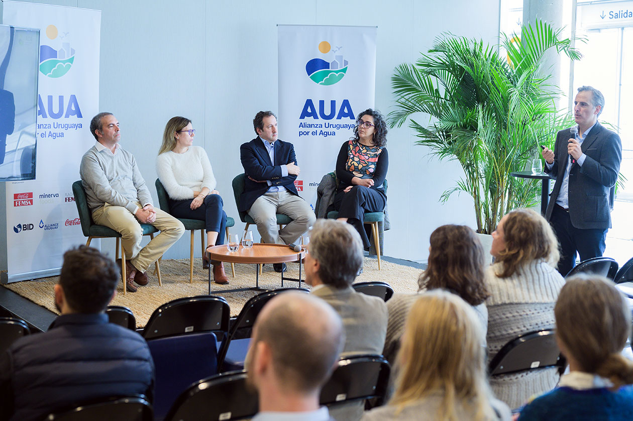 panel de expertos conformado por Alejandro Iriburo, Subgerente de Agua Potable de OSE; la Dra. Matilde Saravia, especialista en gestión integrada de recursos hídricos en DINAGUA (Ministerio de Ambiente); Julieta López, Ingeniera Civil Hidráulica Ambiental por la Facultad de Ingeniería UDELAR; y Héctor García, Profesor y Doctor en Ingeniería de Recursos Hídricos en UTEC