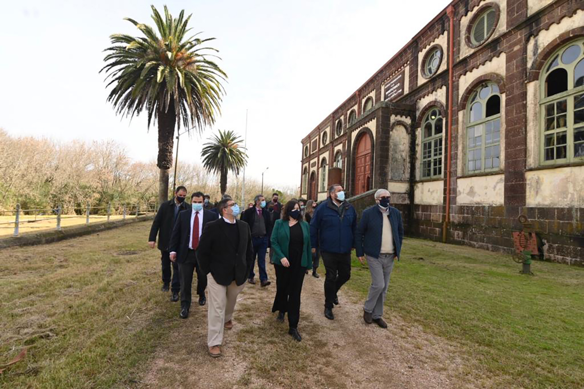 La Embajadora Británica Faye Emily O’Connor, visitó la vieja usina de Aguas Corrientes, hoy Museo del Agua