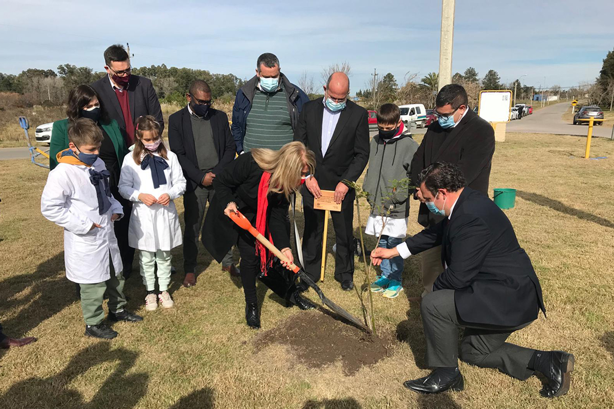 La vieja usina, hoy convertida en Museo del Agua recibió la visita de la Embajadora Británica Faye Emily O’Connor, acompañada por el presidente de OSE, Ing. Raúl Montero, la vicepresidenta, Dra. Esc. Susana Montaner y el director, Prof. Edgardo Ortuño