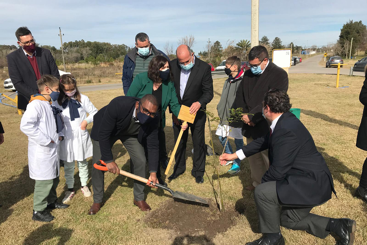 La vieja usina, hoy convertida en Museo del Agua recibió la visita de la Embajadora Británica Faye Emily O’Connor, acompañada por el presidente de OSE, Ing. Raúl Montero, la vicepresidenta, Dra. Esc. Susana Montaner y el director, Prof. Edgardo Ortuño