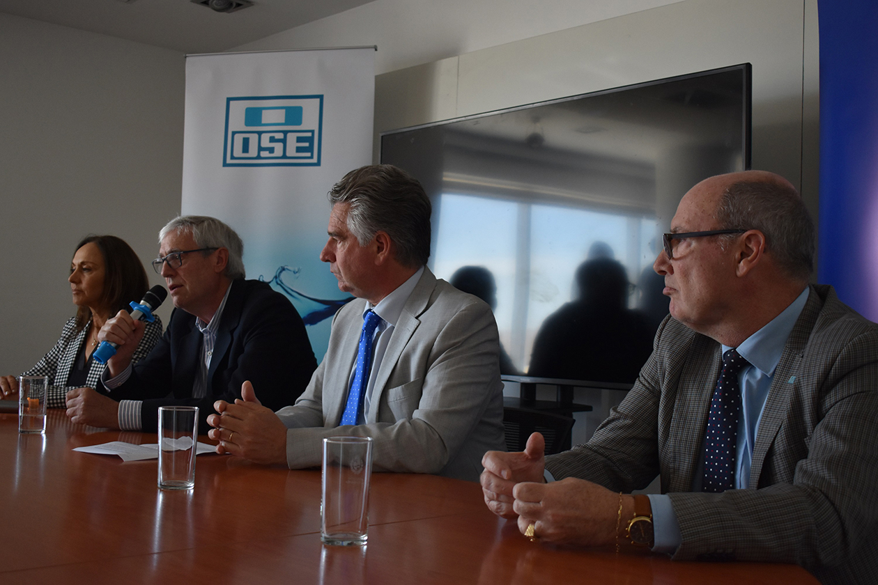 Subsecretario del Ministerio de Ambiente Gerardo Amarilla, el presidente de OSE Raúl Montero, el secretario general del organismo Jorge Maeso, y demás autoridades