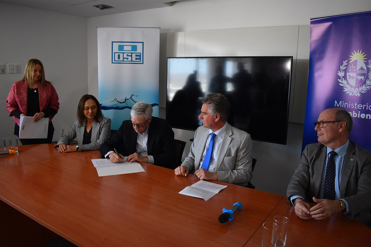 Subsecretario del Ministerio de Ambiente Gerardo Amarilla, el presidente de OSE Raúl Montero, el secretario general del organismo Jorge Maeso, y demás autoridades