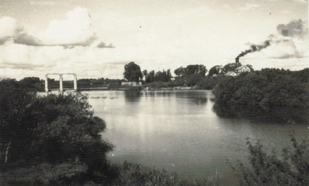 Vista del río aguas debajo de la represa, al fondo derecha la sala de máquinas a todo vapor. Aguas Corrientes, mayo 1946. Gentileza familia Mc Clew