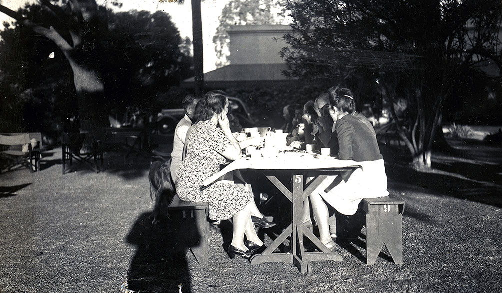 Compartiendo la hora del té, frente a Casa 1, actual Casa del Agua. Aguas Corrientes, fecha s/d