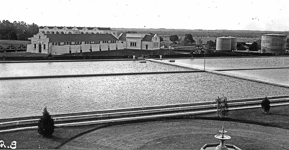 Vista parcial decantadores. A la derecha fondo, depósitos de combustible, a la izquierda bataría de filtros “A”, al centro oficina administrativa, atrás izquierda sala Diesel. Planta de Aguas Corrientes, década de 1930