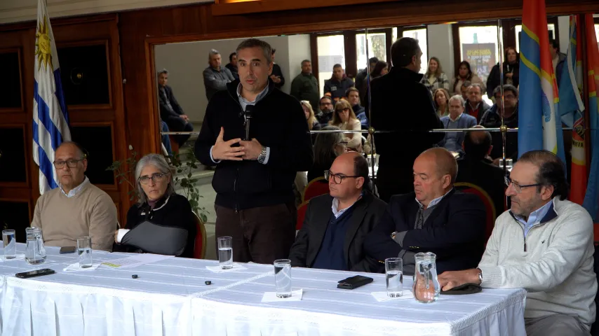 Firma de convenio OSE e Intendencia de Flores