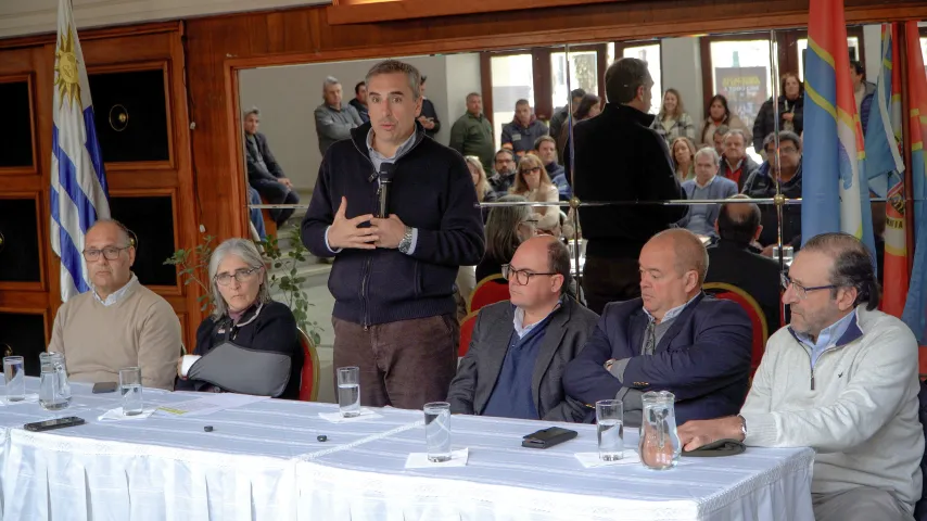 Firma de convenio OSE e Intendencia de Flores