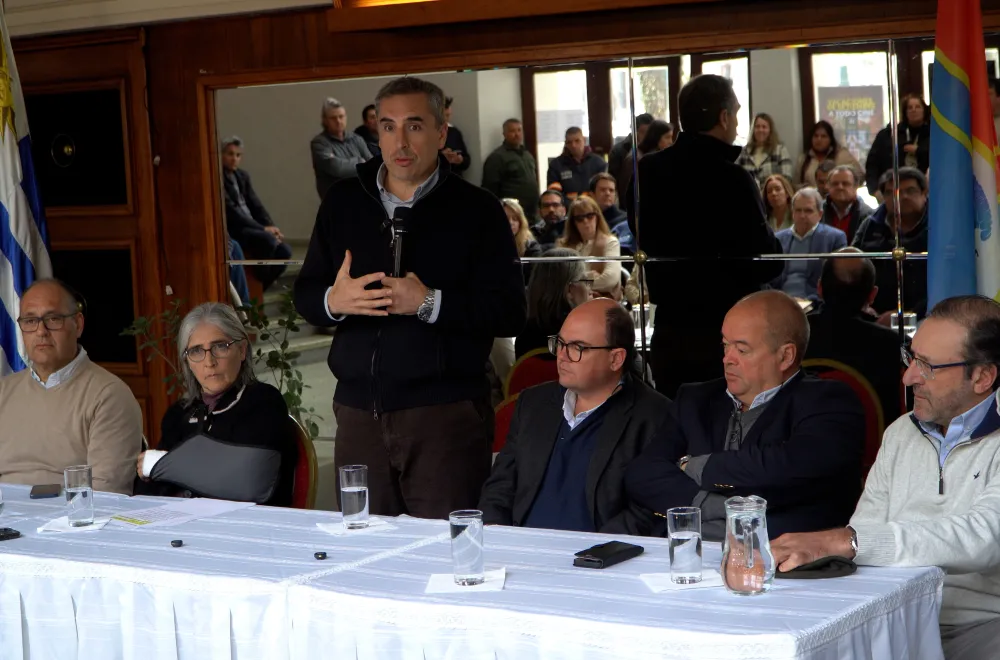 Firma de convenio OSE e Intendencia de Flores