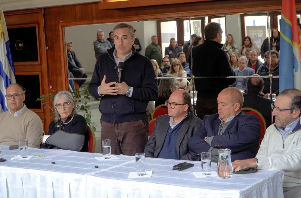 Firma de convenio OSE e Intendencia de Flores